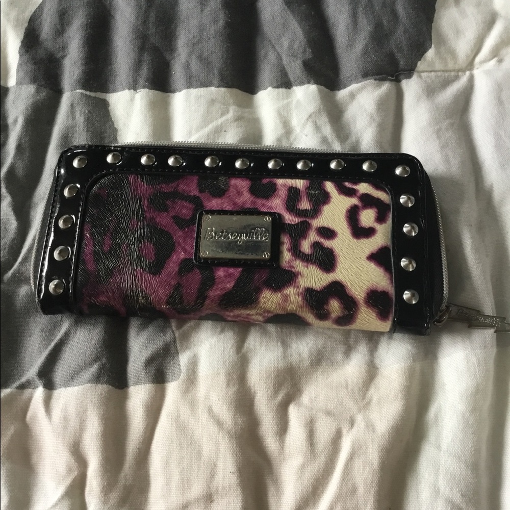 Betseyville wallet
